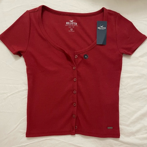 Hollister must-have collection baby tee NWT!! - Picture 1 of 4